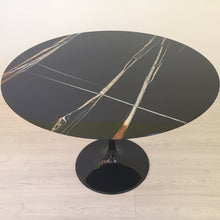 Load image into Gallery viewer, Tavolo Saarinen Ø. 120 - marmo sahara noir - base rilsan nero