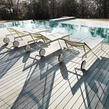 Load image into Gallery viewer, Chaise longue con ruote collezione 1966 (struttura bianca rete bianca)