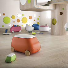 Load image into Gallery viewer, Plust Van porta giocattoli con ruote in frassino