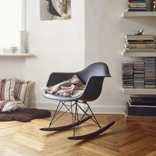 Carica l'immagine nel visualizzatore di Gallery, Sedia a dondolo RAR Eames Plastic Armchair (base acero scuro)