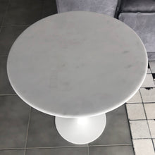 Load image into Gallery viewer, Tavolino Saarinen Ø 41 base bianca e piano in marmo cristallino