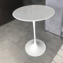 Load image into Gallery viewer, Tavolino Saarinen Ø 41 base bianca e piano in marmo cristallino