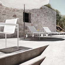 Carica l&#39;immagine nel visualizzatore di Gallery, Chaise longue con ruote collezione 1966 (struttura bianca rete bianca)
