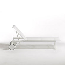 Carica l&#39;immagine nel visualizzatore di Gallery, Chaise longue con ruote collezione 1966 (struttura bianca rete bianca)
