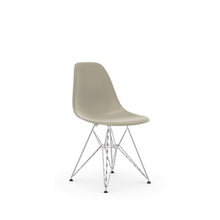 Carica l&#39;immagine nel visualizzatore di Gallery, DSR Eames Plastic Chair
