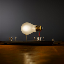 Carica l&#39;immagine nel visualizzatore di Gallery, I Ricchi Poveri Monument For a Bulb lampada da tavolo

