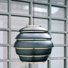 Carica l&#39;immagine nel visualizzatore di Gallery, A331 Beehive lampada a sospensione
