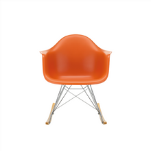 Carica l&#39;immagine nel visualizzatore di Gallery, Sedia a dondolo RAR Eames Plastic Armchair (basamento cromato e pattini in acero giallo)
