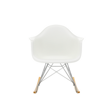 Load image into Gallery viewer, Sedia a dondolo RAR Eames Plastic Armchair (basamento cromato e pattini in acero giallo)
