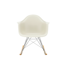 Load image into Gallery viewer, Sedia a dondolo RAR Eames Plastic Armchair (basamento cromato e pattini in acero giallo)
