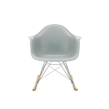 Load image into Gallery viewer, Sedia a dondolo RAR Eames Plastic Armchair (basamento cromato e pattini in acero giallo)
