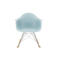 Load image into Gallery viewer, Sedia a dondolo RAR Eames Plastic Armchair (basamento cromato e pattini in acero giallo)
