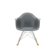 Load image into Gallery viewer, Sedia a dondolo RAR Eames Plastic Armchair (basamento cromato e pattini in acero giallo)
