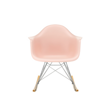 Load image into Gallery viewer, Sedia a dondolo RAR Eames Plastic Armchair (basamento cromato e pattini in acero giallo)
