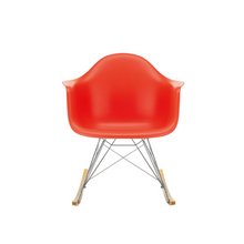 Carica l&#39;immagine nel visualizzatore di Gallery, Sedia a dondolo RAR Eames Plastic Armchair (basamento cromato e pattini in acero giallo)
