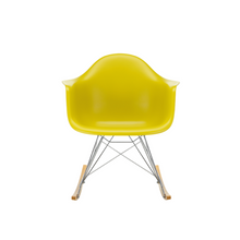 Carica l&#39;immagine nel visualizzatore di Gallery, Sedia a dondolo RAR Eames Plastic Armchair (basamento cromato e pattini in acero giallo)
