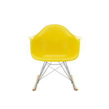 Carica l&#39;immagine nel visualizzatore di Gallery, Sedia a dondolo RAR Eames Plastic Armchair (basamento cromato e pattini in acero giallo)
