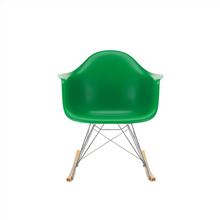 Carica l&#39;immagine nel visualizzatore di Gallery, Sedia a dondolo RAR Eames Plastic Armchair (basamento cromato e pattini in acero giallo)
