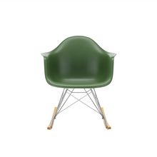 Load image into Gallery viewer, Sedia a dondolo RAR Eames Plastic Armchair (basamento cromato e pattini in acero giallo)
