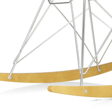 Carica l&#39;immagine nel visualizzatore di Gallery, Sedia a dondolo RAR Eames Plastic Armchair (basamento cromato e pattini in acero giallo)
