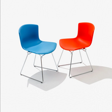 Carica l&#39;immagine nel visualizzatore di Gallery, Set da 2 sedie Bertoia Plastic Chair Anniversary Edition (telaio cromo)
