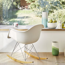 Load image into Gallery viewer, Sedia a dondolo RAR Eames Plastic Armchair (basamento cromato e pattini in acero giallo)
