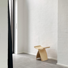 Carica l&#39;immagine nel visualizzatore di Gallery, Sgabello Butterfly Stool finitura acero
