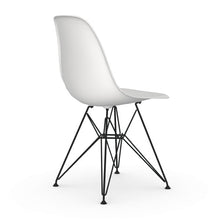 Carica l&#39;immagine nel visualizzatore di Gallery, Sedia Eames Plastic Side Chair DSR (scocca bianca gambe nere)
