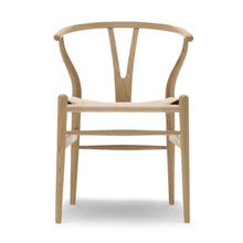 Carica l&#39;immagine nel visualizzatore di Gallery, Sedia CH24 Wishbone Chair (finitura rovere saponato) Carl Hansen &amp; Søn
